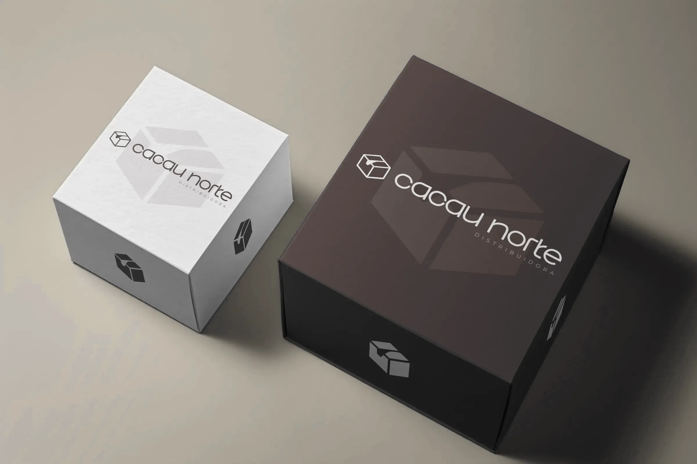 Caixas de embalagem com o logotipo da Cacau Norte Distribuidora, uma branca e uma marrom